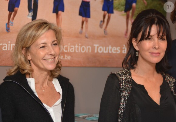 Exclusif - La journaliste Claire Chazal, marraine de l'Association Toutes a l'école, participe à une opération à Bruxelles, le 21 novembre 2013. Ici près de Tina Kieffer, qui gère l'association