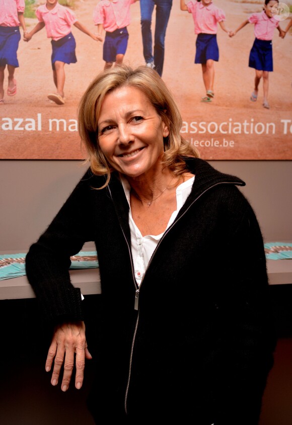 Exclusif - La journaliste Claire Chazal, rayonnante marraine de l'Association Toutes a l'école, participe à une opération à Bruxelles, le 21 novembre 2013.