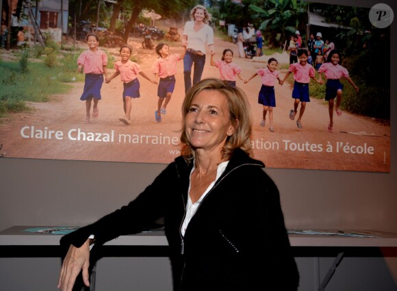 Exclusif - Claire Chazal, marraine de l'Association Toutes a l'école, participe à une opération à Bruxelles, le 21 novembre 2013 lors de l'ouverture de cette dernière en Belgique.