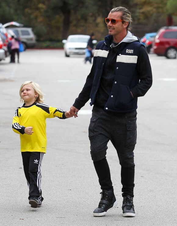 Gavin Rossdale va déjeuner avec ses enfants Kingston et Zuma à Los Angeles, le 23 novembre 2013.