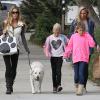 Denise Richards se balade avec ses filles Sam et Lola et une amie dans les rues de Beverly Hills, le 23 novembre 2013