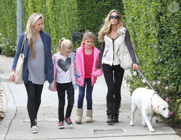 Denise Richards, la mine fatiguée, se balade avec ses filles Sam et Lola et une amie dans les rues de Beverly Hills, le 23 novembre 2013