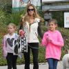 Denise Richards se balade avec ses filles Sam et Lola et une amie dans les rues de Beverly Hills, le 23 novembre 2013