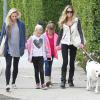 Denise Richards n'affiche pas le moindre sourire lorsqu'elle se balade avec ses filles Sam et Lola et une amie dans les rues de Beverly Hills, le 23 novembre 2013