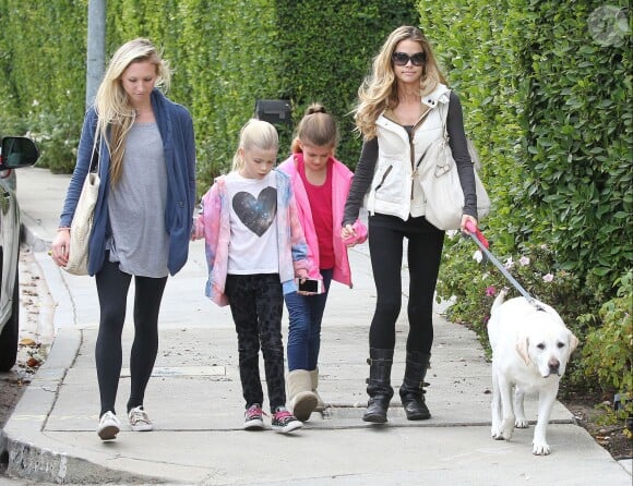 Denise Richards n'affiche pas le moindre sourire lorsqu'elle se balade avec ses filles Sam et Lola et une amie dans les rues de Beverly Hills, le 23 novembre 2013