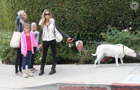 Denise Richards avec ses filles Sam et Lola et une amie dans les rues de Beverly Hills, le 23 novembre 2013