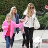 Denise Richards se balade avec ses filles Sam et Lola et une amie dans les rues de Beverly Hills, le 23 novembre 2013