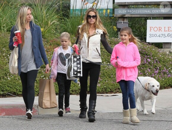 La belle Denise Richards se balade avec ses filles Sam et Lola et une amie dans les rues de Beverly Hills, le 23 novembre 2013
