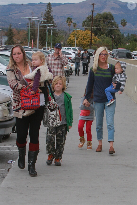 Exclusif - Tori Spelling fait du shopping avec son mari Dean McDermott et leurs enfants Liam, 6 ans, Stella, 5 ans, Hattie, 2 ans, et Finn, 1 an à Los Angeles, le 23 novembre 2013