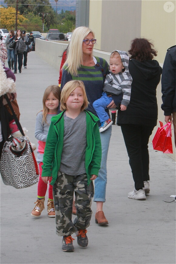 Exclusif - Tori Spelling fait du shopping avec son mari Dean McDermott et leurs enfants Liam, 6 ans, Stella, 5 ans, Hattie, 2 ans, et Finn, 1 an à Los Angeles, le 23 novembre 2013. Liam et Stella affichent des sourires à croquer !