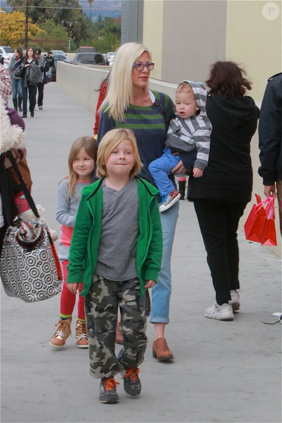 Exclusif - Tori Spelling fait du shopping avec son mari Dean McDermott et leurs enfants Liam, 6 ans, Stella, 5 ans, Hattie, 2 ans, et Finn, 1 an à Los Angeles, le 23 novembre 2013. Liam et Stella affichent des sourires à croquer !