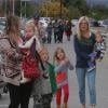Exclusif - Tori Spelling fait du shopping avec son mari Dean McDermott et leurs enfants Liam, 6 ans, Stella, 5 ans, Hattie, 2 ans, et Finn, 1 an à Los Angeles, le 23 novembre 2013