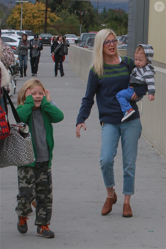 Exclusif - Tori Spelling fait du shopping avec son mari Dean McDermott et leurs enfants Liam, 6 ans, Stella, 5 ans, Hattie, 2 ans, et Finn, 1 an à Los Angeles, le 23 novembre 2013