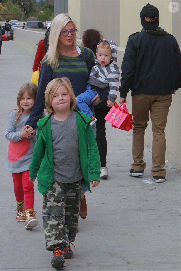 Exclusif - Tori Spelling fait du shopping avec son mari Dean McDermott et leurs enfants Liam, 6 ans, Stella, 5 ans, Hattie, 2 ans, et Finn, 1 an à Los Angeles, le 23 novembre 2013