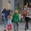 Exclusif - Tori Spelling fait du shopping avec son mari Dean McDermott et leurs enfants Liam, 6 ans, Stella, 5 ans, Hattie, 2 ans, et Finn, 1 an à Los Angeles, le 23 novembre 2013