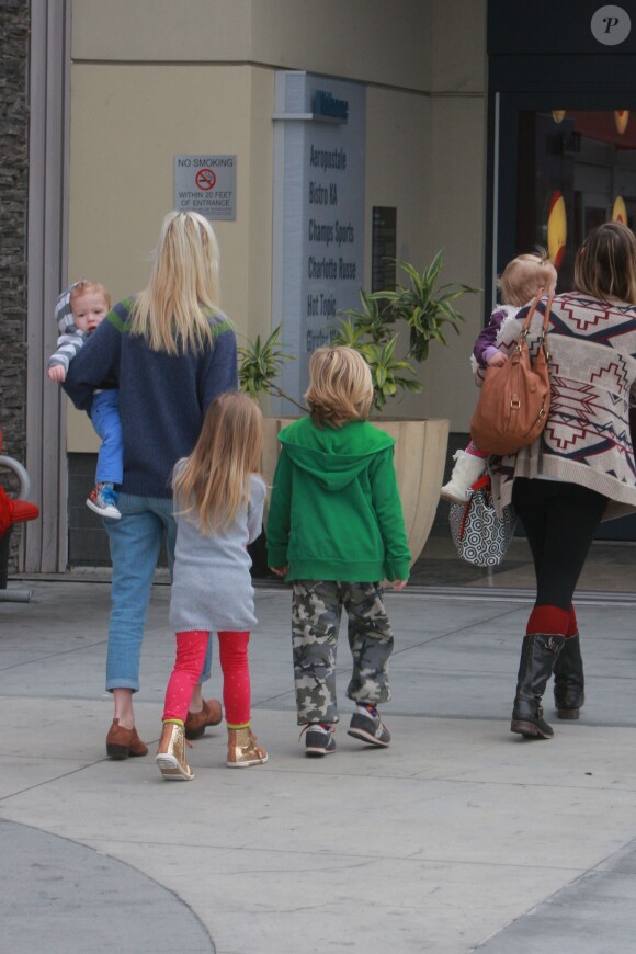 Exclusif - Tori Spelling fait du shopping avec son mari Dean McDermott et leurs enfants Liam, 6 ans, Stella, 5 ans, Hattie, 2 ans, et Finn, 1 an à Los Angeles, le 23 novembre 2013