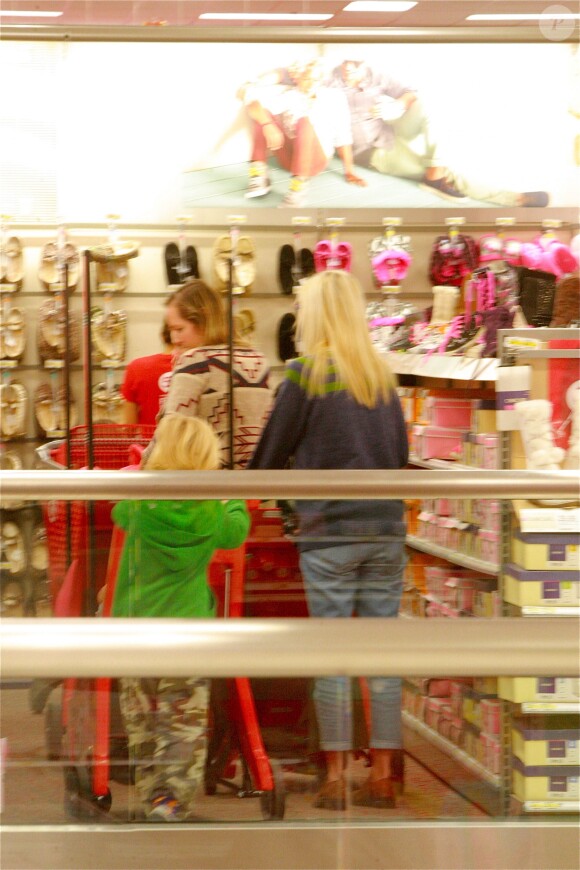 Exclusif - L'actrice Tori Spelling fait du shopping avec son mari Dean McDermott et leurs enfants Liam, 6 ans, Stella, 5 ans, Hattie, 2 ans, et Finn, 1 an à Los Angeles, le 23 novembre 2013