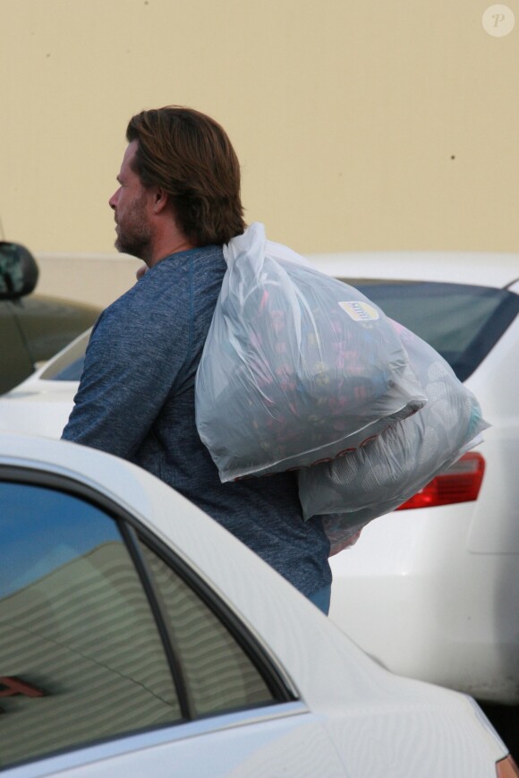 Exclusif - Dean McDermott repart les bras chargés de sacs à Los Angeles, le 23 novembre 2013