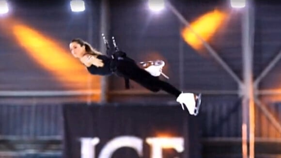 Ice Show - Clara Morgane : La sexy patineuse en superwoman dans les airs