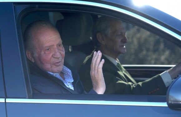 Le roi Juan Carlos Ier d'Espagne quittant l'hôpital Quiron, le 25 novembre 2013 à Madrid, quatre jours après avoir subi une nouvelle opération pour la pose d'une nouvelle prothèse à la hanche gauche.