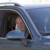 Le roi Juan Carlos Ier d'Espagne quittant l'hôpital Quiron, le 25 novembre 2013 à Madrid, quatre jours après avoir subi une nouvelle opération pour la pose d'une nouvelle prothèse à la hanche gauche.