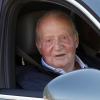 Le roi Juan Carlos Ier d'Espagne quittant l'hôpital Quiron, le 25 novembre 2013 à Madrid, quatre jours après avoir subi une nouvelle opération pour la pose d'une nouvelle prothèse à la hanche gauche.