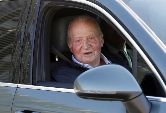 Le roi Juan Carlos Ier d'Espagne quittant l'hôpital Quiron, le 25 novembre 2013 à Madrid, quatre jours après avoir subi une nouvelle opération pour la pose d'une nouvelle prothèse à la hanche gauche.