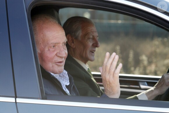 Le roi Juan Carlos Ier d'Espagne quittant l'hôpital Quiron, le 25 novembre 2013 à Madrid, quatre jours après avoir subi une nouvelle opération pour la pose d'une nouvelle prothèse à la hanche gauche.