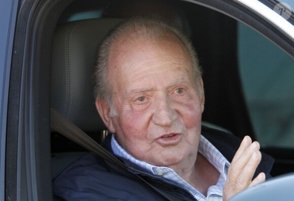 Le roi Juan Carlos Ier d'Espagne quittant l'hôpital Quiron, le 25 novembre 2013 à Madrid, quatre jours après avoir subi une nouvelle opération pour la pose d'une nouvelle prothèse à la hanche gauche.