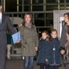 Felipe et Letizia d'Espagne ont visité le 22 novembre 2013 avec leurs filles Leonor et Sofia le roi Juan Carlos Ier à l'hôpital Quiron de Madrid, où le monarque a subi une nouvelle opération de la hanche.