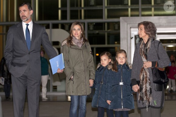 Felipe et Letizia d'Espagne ont visité le 22 novembre 2013 avec leurs filles Leonor et Sofia le roi Juan Carlos Ier à l'hôpital Quiron de Madrid, où le monarque a subi une nouvelle opération de la hanche.