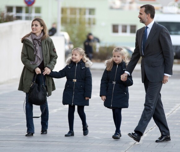 Felipe et Letizia d'Espagne ont visité le 22 novembre 2013 avec leurs filles Leonor et Sofia le roi Juan Carlos Ier à l'hôpital Quiron de Madrid, où le monarque a subi une nouvelle opération de la hanche.