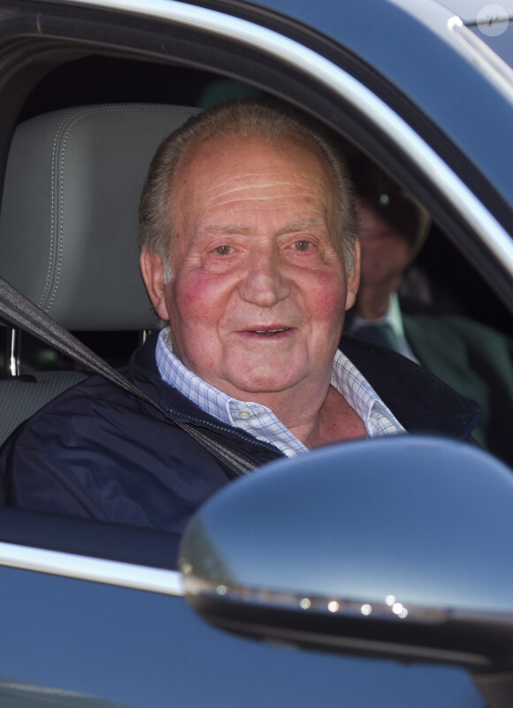 Le roi Juan Carlos Ier d'Espagne a quitté l'hôpital Quiron pour regagner le palais de la Zarzuela, le 25 novembre 2013 à Madrid, quatre jours après avoir subi une nouvelle opération pour la pose d'une nouvelle prothèse à la hanche gauche.