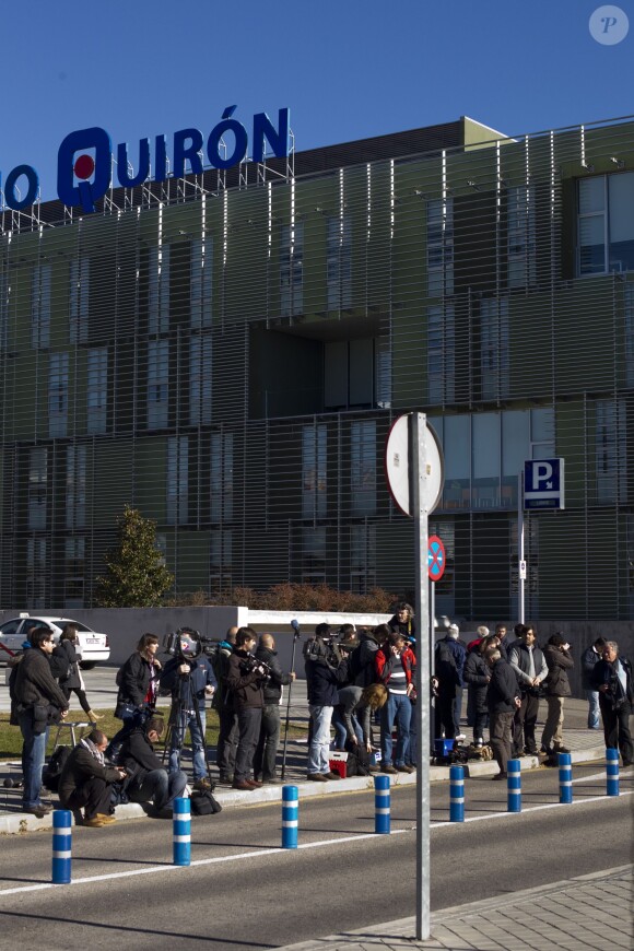 Les médias guettaient la sortie du roi Juan Carlos Ier d'Espagne devant l'hôpital Quiron de Madrid, le 25 novembre 2013