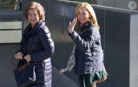 L'infante Cristina d'Espagne avec sa mère la reine Sofia visitant le 22 novembre 2013 le roi Juan Carlos Ier à l'hôpital Quiron de Madrid après son opération de la hanche.