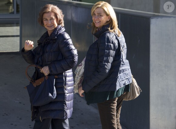 L'infante Cristina d'Espagne avec sa mère la reine Sofia visitant le 22 novembre 2013 le roi Juan Carlos Ier à l'hôpital Quiron de Madrid après son opération de la hanche.