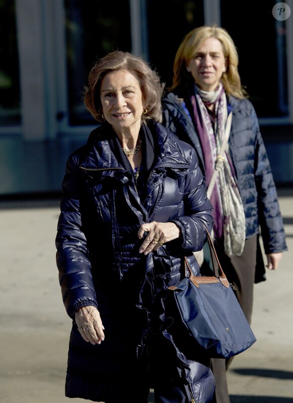 L'infante Cristina d'Espagne avec sa mère la reine Sofia visitant le 22 novembre 2013 le roi Juan Carlos Ier à l'hôpital Quiron de Madrid après son opération de la hanche.