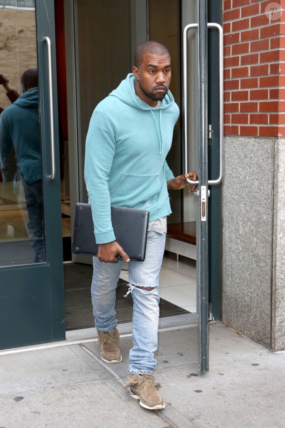 Kanye West quitte son appartement à SoHo. New York, le 21 novembre 2013.