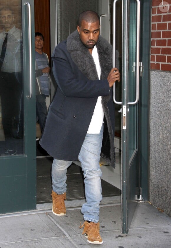 Kanye West sort de son appartement à New York, le 20 novembre 2013.