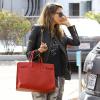 Toujours lookée, Jessica Alba arrive à son bureau de Santa Monica le 26 novembre 2013