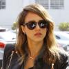 Toujours lookée, Jessica Alba arrive à son bureau de Santa Monica le 26 novembre 2013