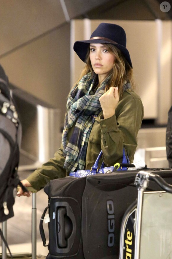 Jessica Alba de retour à Los Angeles en provenance d'Atlanta le 25 novembre 2013