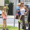 Exclusif - Denise Richards et sa fille Sam Sheen emmènent les jumeaux de Charlie Sheen et Brooke Mueller à leur école à Los Angeles, le 22 mai 2013.