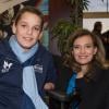 Valérie Trierweiler avec Théo Curin (13 ans), nageur amputé, à Vichy le 27 novembre 2013.