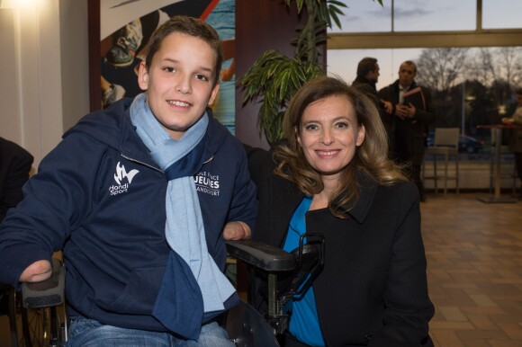 Valérie Trierweiler avec Théo Curin (13 ans), nageur amputé, à Vichy le 27 novembre 2013.