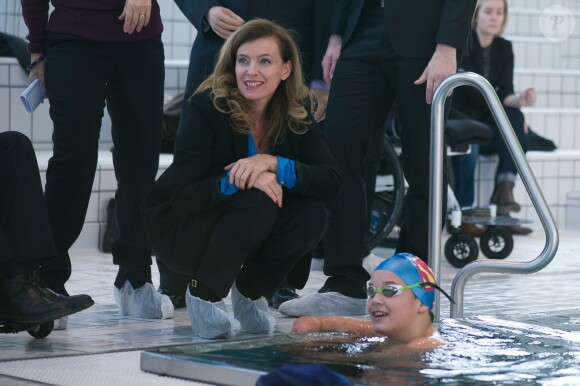 Valérie Trierweiler et Marie-Arlette Carlotti avec Théo Curin (13 ans), nageur amputé, à Vichy le 27 novembre 2013.