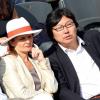 Jean-Vincent Placé et sa compagne Eva Sas assistent au quart de finale entre Rafael Nadal et Stanislas Wawrinka lors des Internationaux de France de tennis à Roland-Garros, le 5 juin 2013.