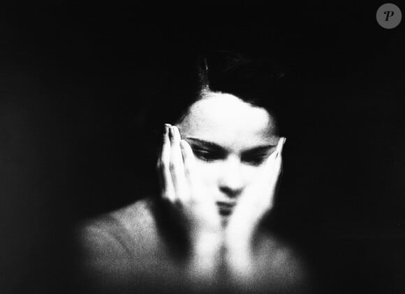 Saul Leiter photographie d'abord en noir et blanc, dans un style de cadrages décalés.