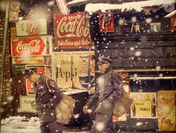Saul Leiter s'affiche en couleur avec Postmen, en 1952.