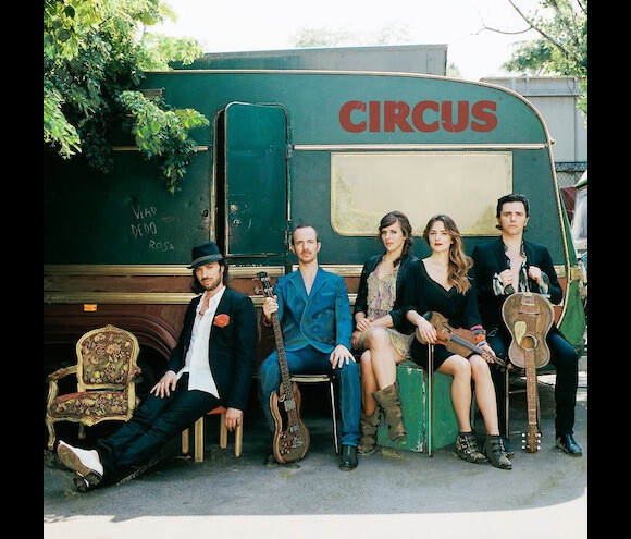 Circus, le groupe, avec (de gauche à droite) Stanislas, Calogero, Elsa Fourlon, Karen Brunon, Calogero, Philippe Uminski.